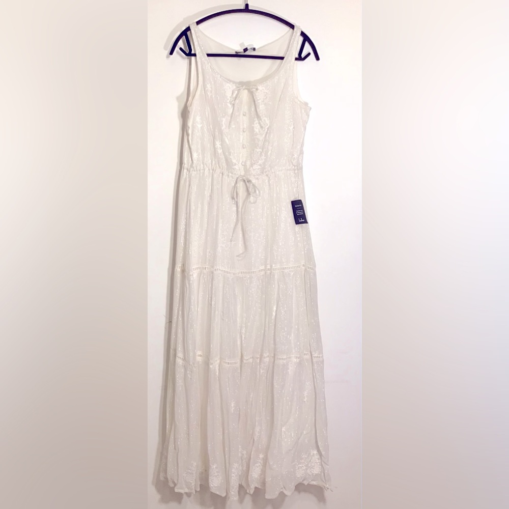 Lulu’s Sleeveless Off Shite Maxi Dress